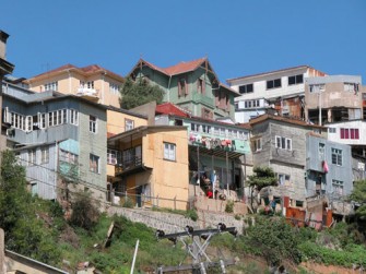 Del puerto de ValparaÃ­so a Oslo Arquitectura habitacional en Chile y Noruega