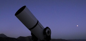 Observando por un telescopio