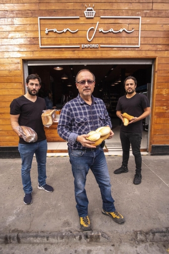 Con la marraqueta bajo el brazo