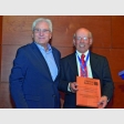 Dr. Luis Bavestrello, Director Médico de Clínica Bupa Reñaca, entrega reconocimiento al Dr. Rienzi Díaz, Director del Curso, por su aporte al desarrollo de la Cardiología