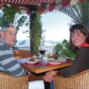 Almuerzo a orilla de playa en restaurantes Mia Pizza y Bakulic
