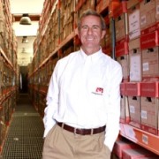 El hombre detrás de las cajas