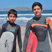 Desafiando las olas en Avenida del Mar, La Serena