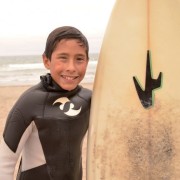 Surfeando las olas en Avenida del Mar, La Serena