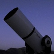 Observando por un telescopio