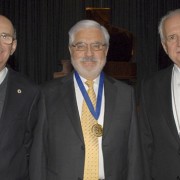 PUCV realiza ceremonia de condecoración Fides et Labor al Mérito Académico