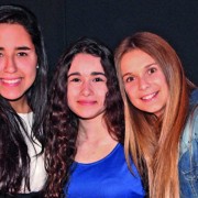 Amigos y familiares junto a Francesca Guerino en la fiesta de celebración de sus quince años