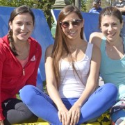 Clase de yoga, cierre de campaña contra cáncer de mamas, Clínica Universitaria