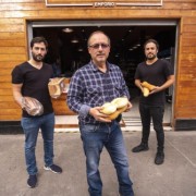Con la marraqueta bajo el brazo